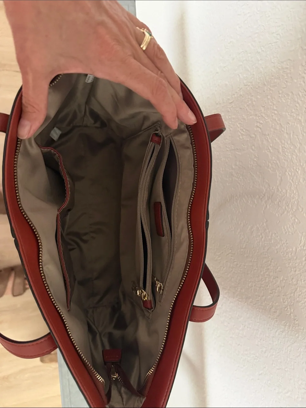 Bostanten leather satchel. Deep red, zipper top. Feet to stand easily.